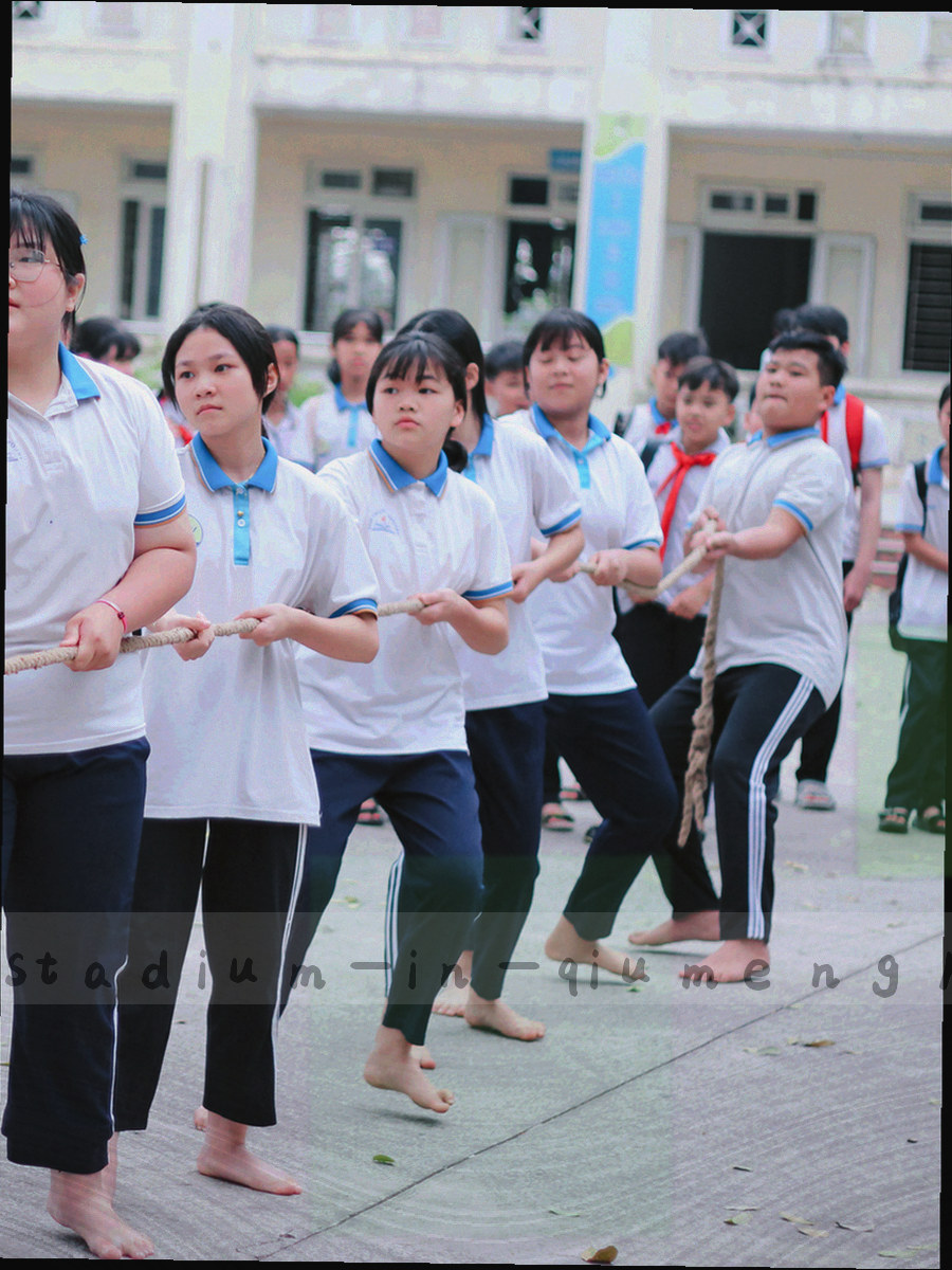 深色场馆通道纵向构图，延伸的灯带形成引导线